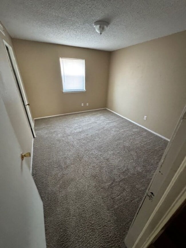Building Photo - Cozy 2 Bedroom Duplex Central Norman