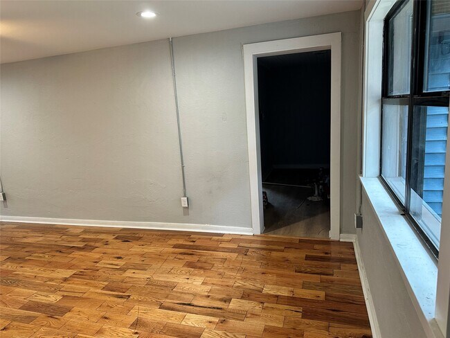 Building Photo - 912 W Cleveland St