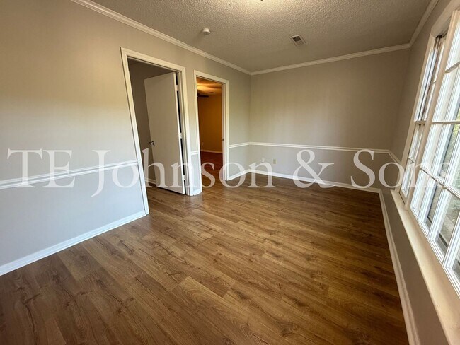Building Photo - Charming 2-Bedroom with Fireplace & Modern...