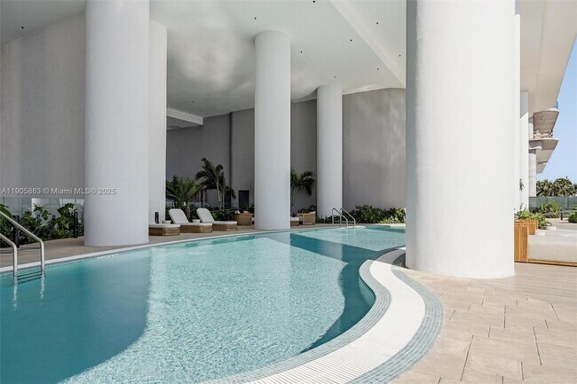 Building Photo - 700 NE 24th St