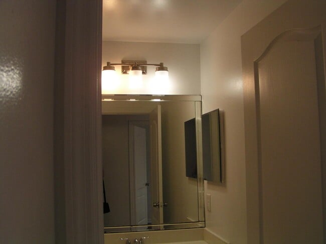 Building Photo - 312 River Bluff Ln