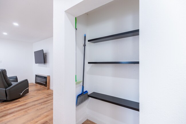 Building Photo - 600 E 8th St