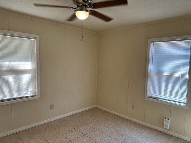 Building Photo - 3 BEDROOM, 1 BATH, DOUBLE DRIVE PARKING