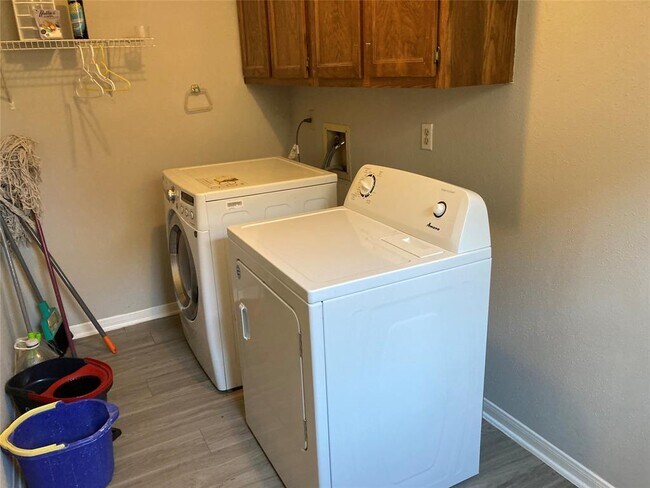 Building Photo - 2734 Colony Dr