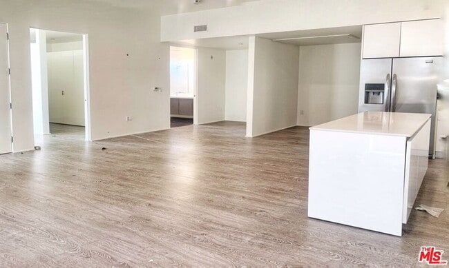 Building Photo - 1038 S Mariposa Ave