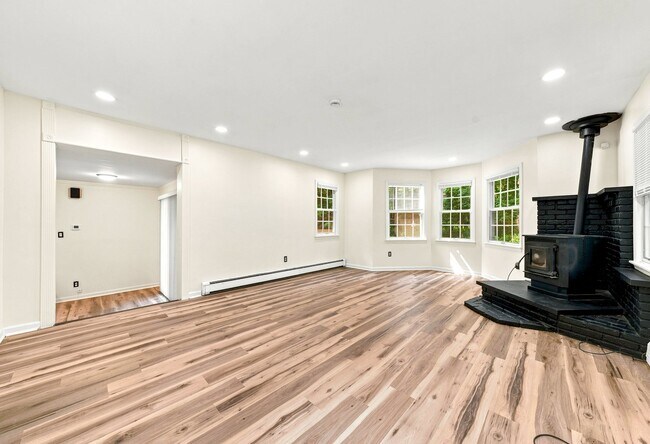 Building Photo - 8 McCroy Dr