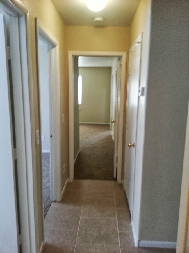 Building Photo - Charming 3 Bedroom 2 Bathroom Home!!