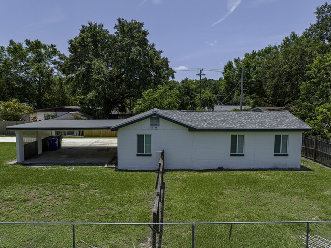 Building Photo - Central Lakeland Home with big yard!