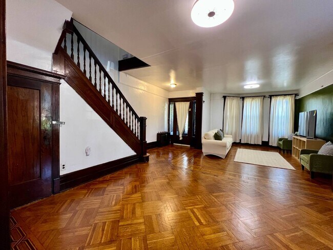 Building Photo - 2246 Vanderveer Pl