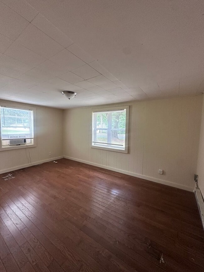 Building Photo - Private ranch with spacious yard! Can accommodate 5 bedrooms!