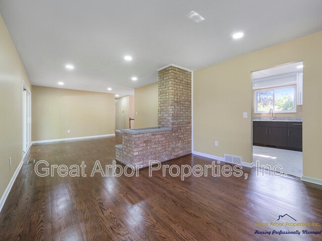 Building Photo - 3624 Maple Dr