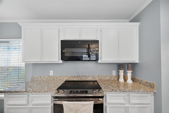Building Photo - 6915 Woodridge Row Dr
