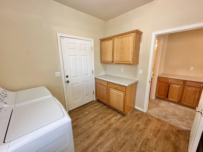Building Photo - Beautiful 3 bedroom, 3 bathroom home with ...