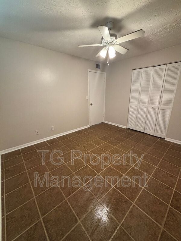 Building Photo - 325 5th Ave S