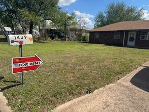 Building Photo - 1439 E Moses St