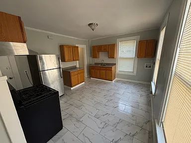 Building Photo - 611 Elm St