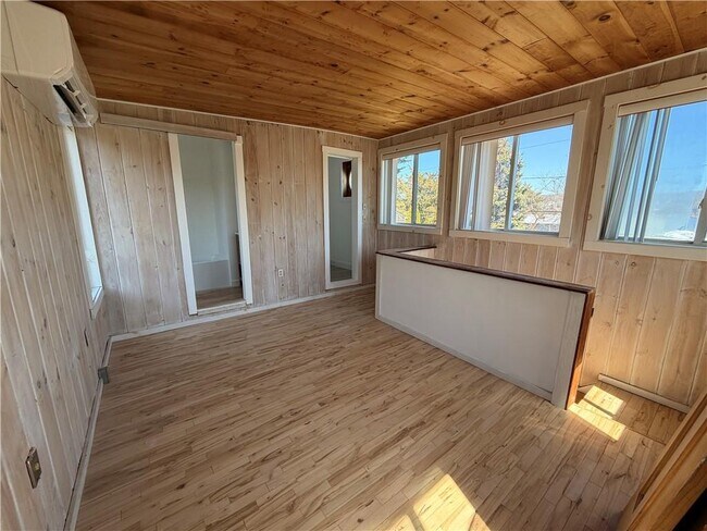 Building Photo - 112 King Phillip St