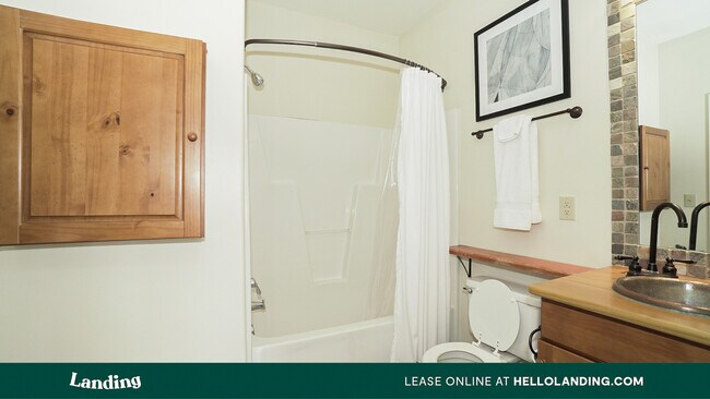 Building Photo - 316 King St