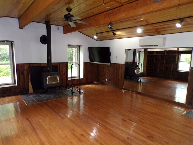 Building Photo - Unique 2 Bed 2.5 Bath Country Home!