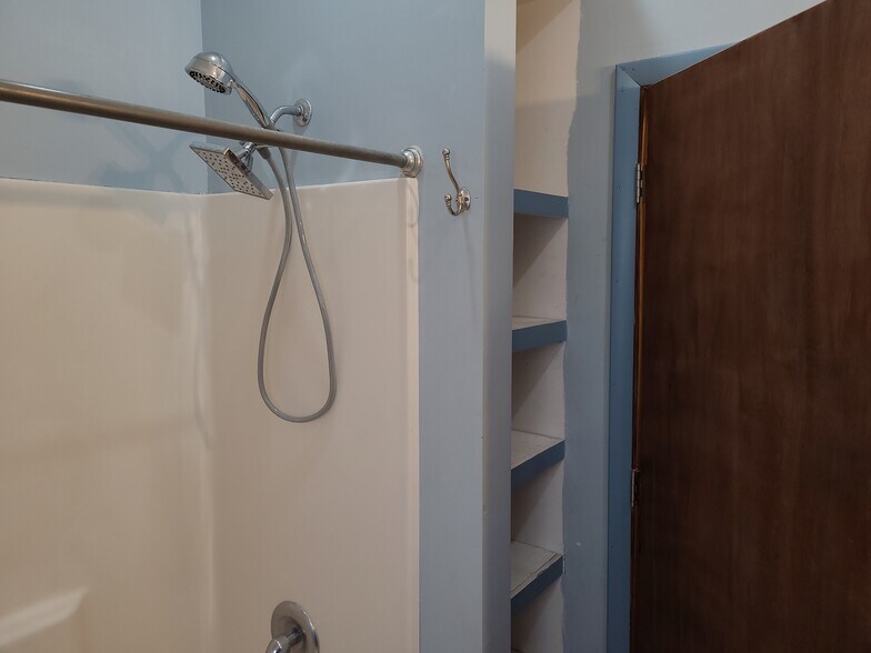 Tub/Shower and Storage - 921 E 11th Ave