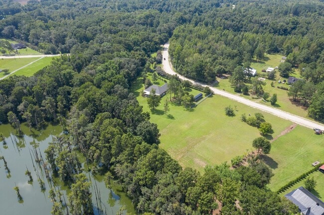 Building Photo - Charming 3 Bedroom , 2 Bath Country Home with Lake Views