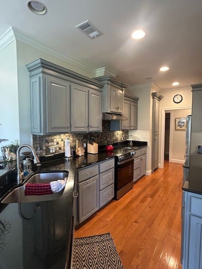 Building Photo - 411 Indigo