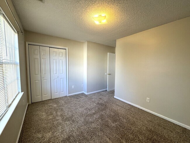 Building Photo - Townhome Minutes to Camp Lejeune