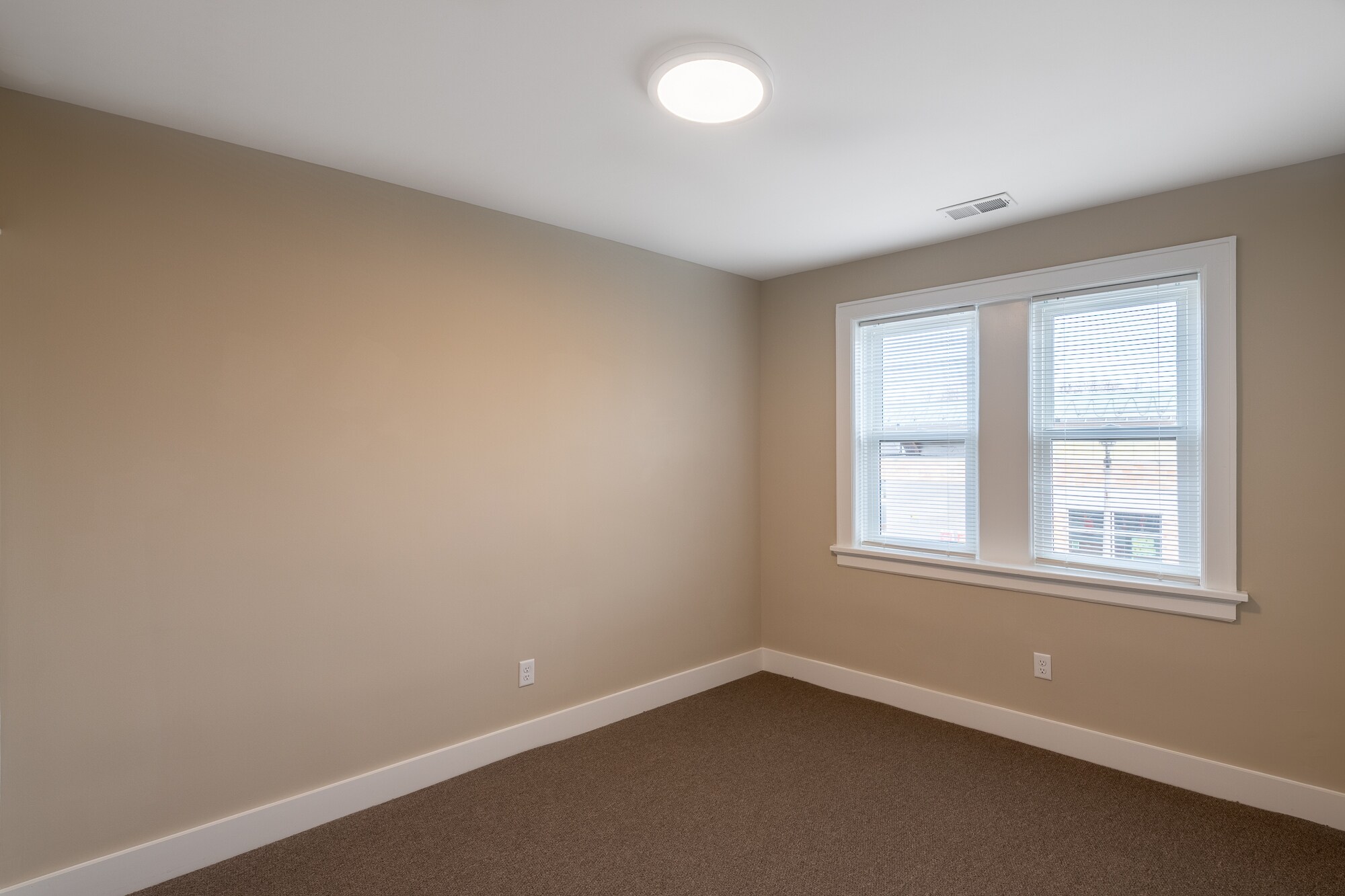 Building Photo - 2571 S Kinnickinnic Ave