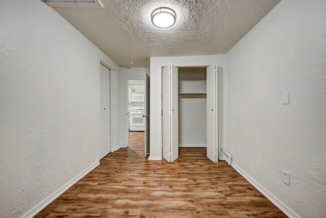 Building Photo - 204 S Stewart Ave