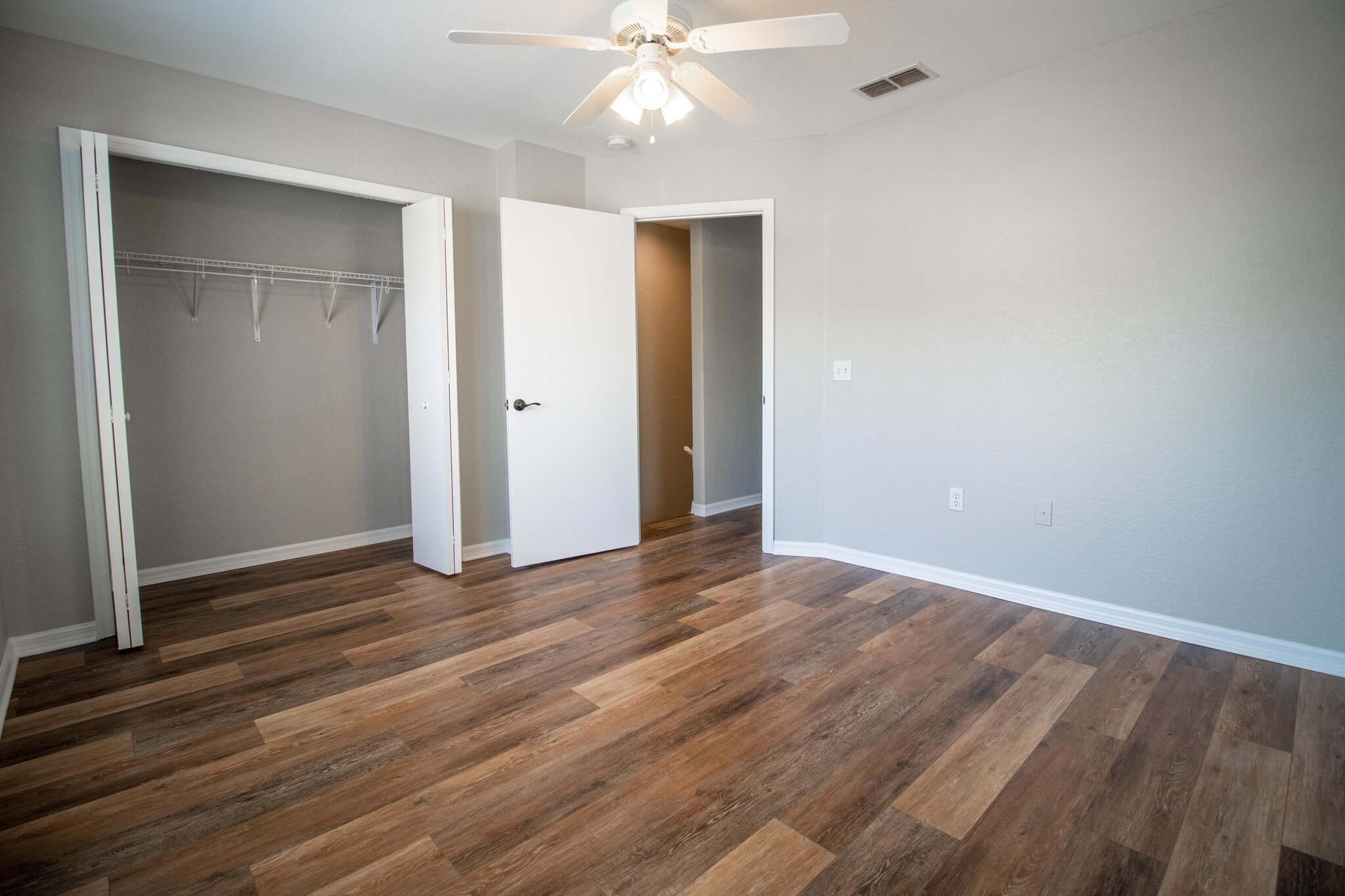 Building Photo - 405 S Lake Ave