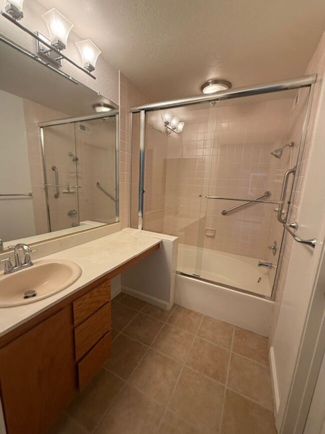Building Photo - Beautiful Townhome in the Heart of Pleasanton