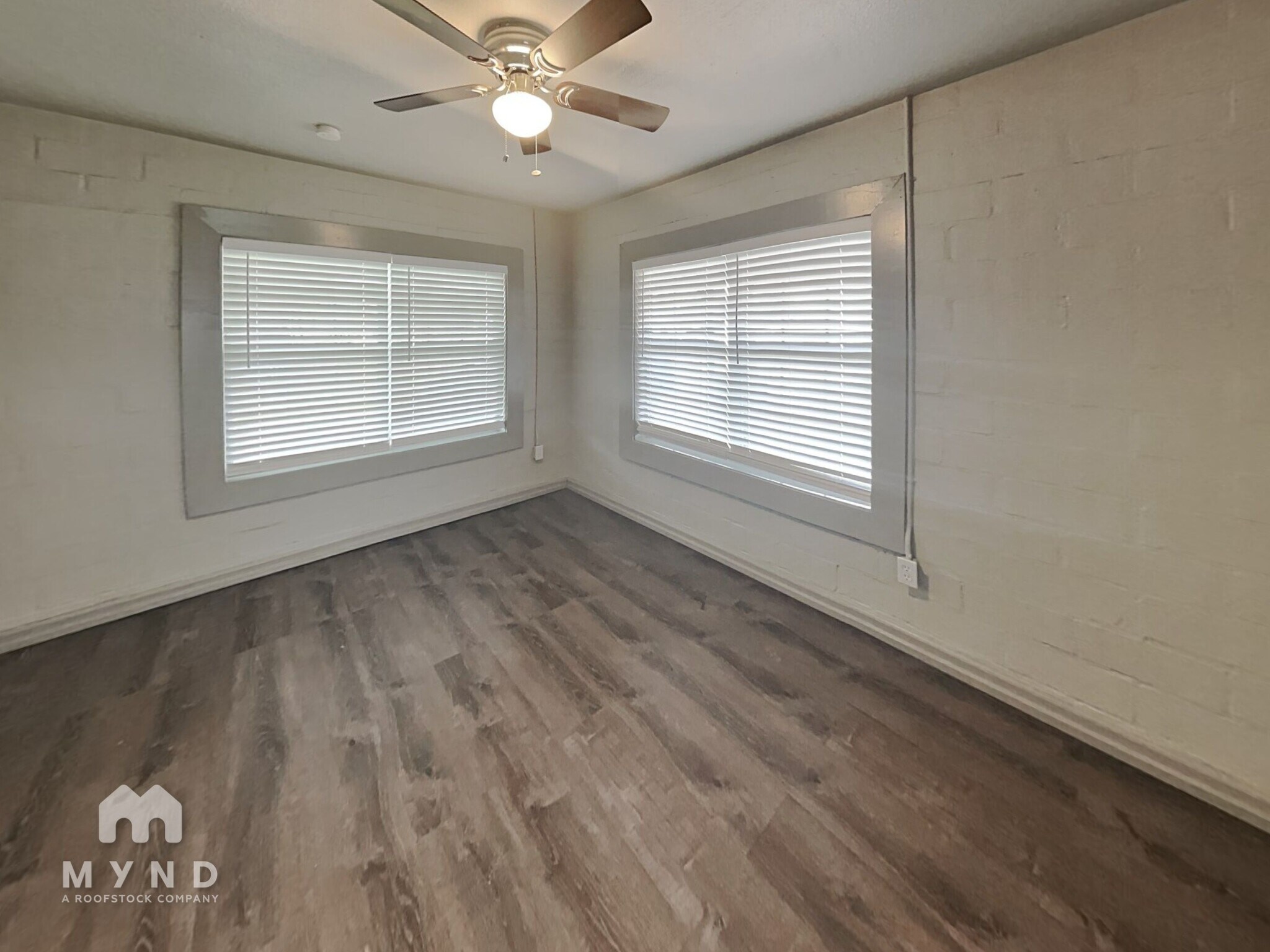 Building Photo - 320 N Main St