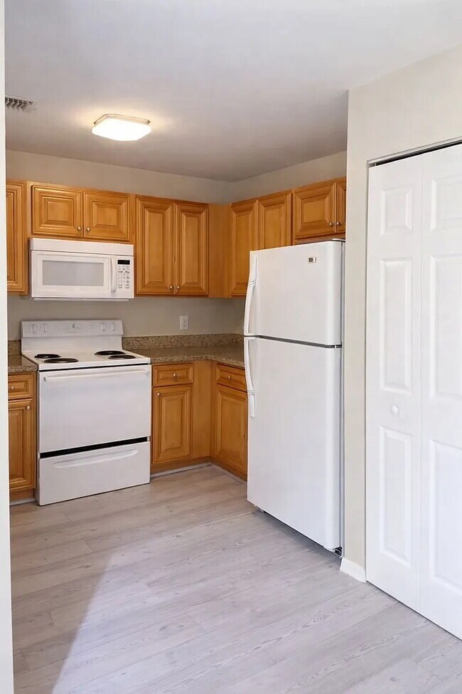 Building Photo - 420 SE 18th Ct