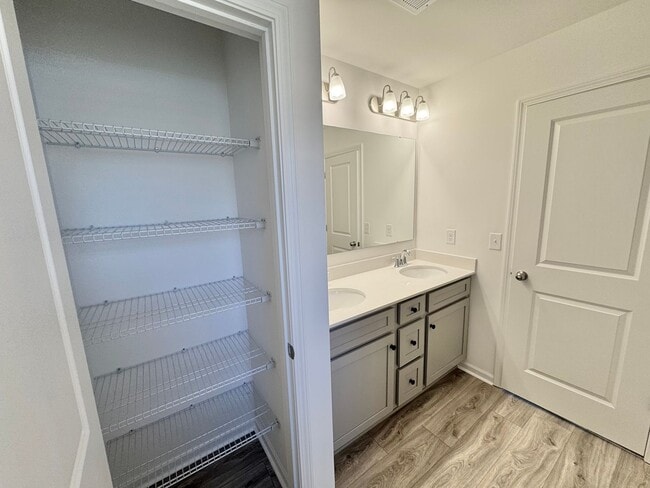 Building Photo - BEAUTIFUL 3BD Townhome Walking Distance to Downtown