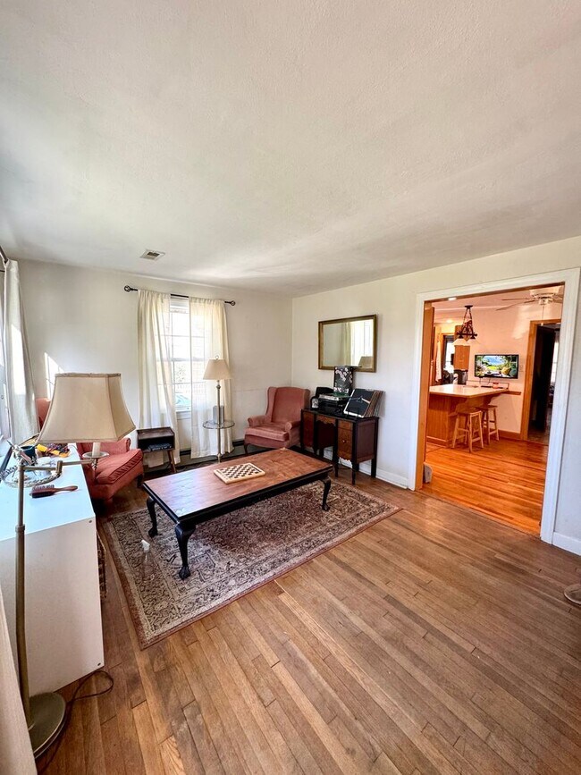 Building Photo - 5 Bed 2 Bath Home for Rent in Chesapeake!