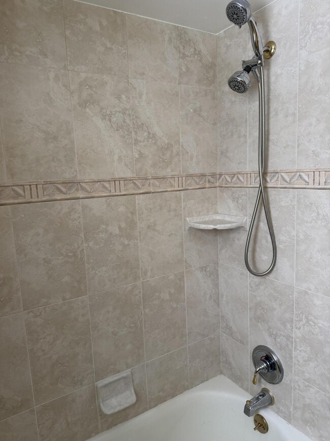 Building Photo - 3550 Kings Point Dr