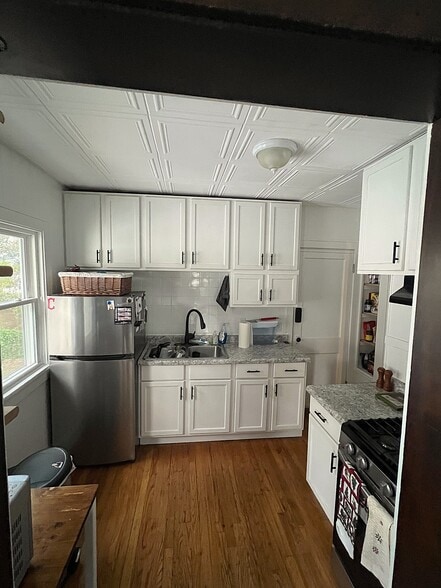 Kitchen - 14923 Delaware Ave