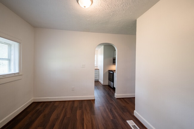 Building Photo - 433 N Randall St