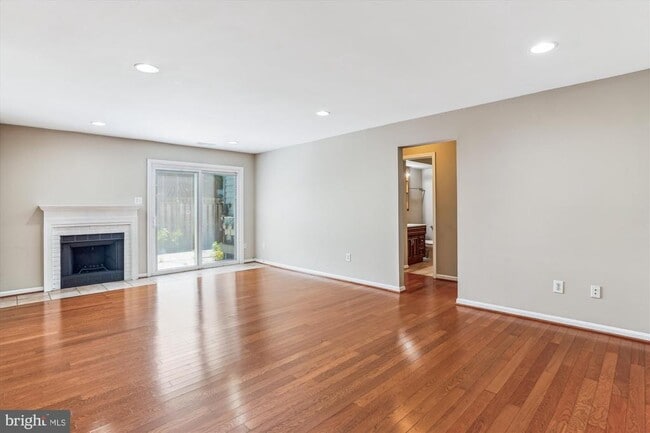 Building Photo - 102 Barnsfield Ct