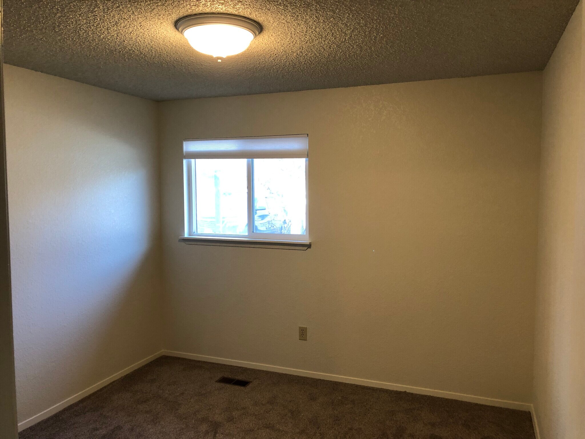 Building Photo - 583 Amanita St