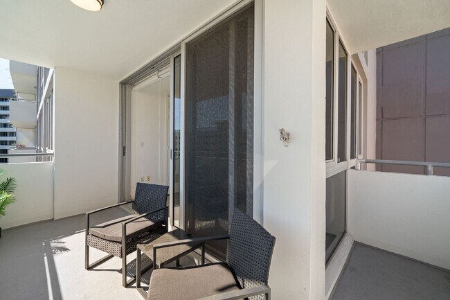 Building Photo - Charming 2-Bedroom, 1-Bathroom Fully Furnished Condo in the Heart of Downtown St. Petersburg