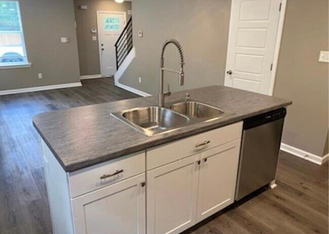 Building Photo - 2395 Avery Ave