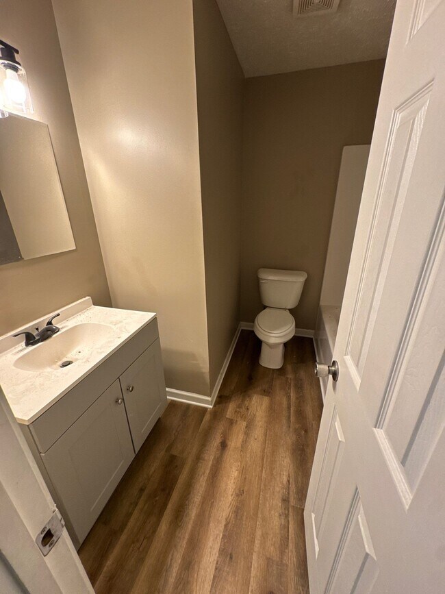 Building Photo - 916 Monroe Ave