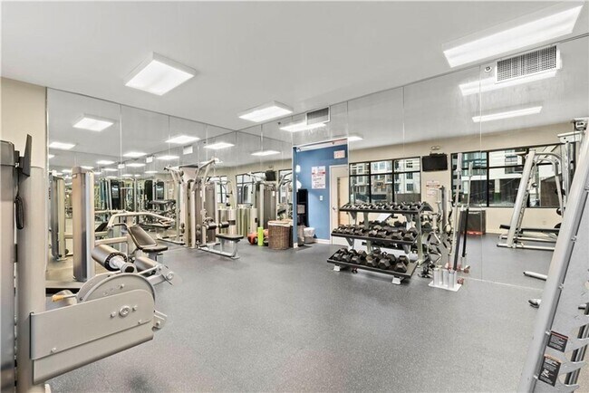 Building Photo - Renovated Condo with Skyline Views