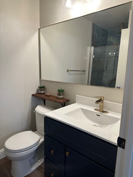 primary bathroom - 999 Porter Ave