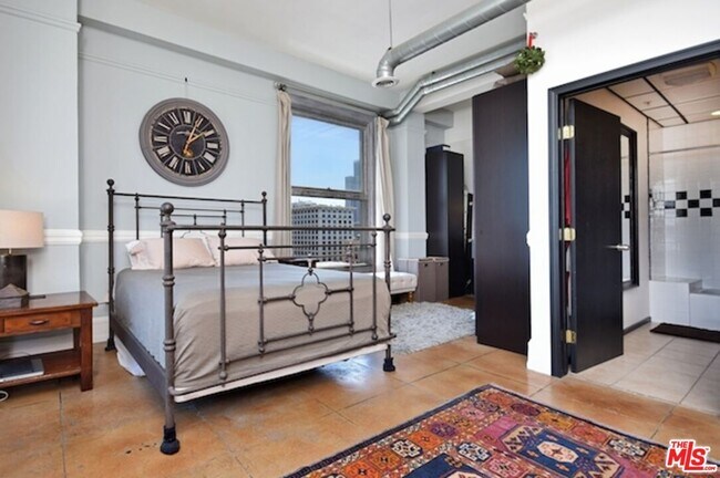 Building Photo - 108 W 2nd St