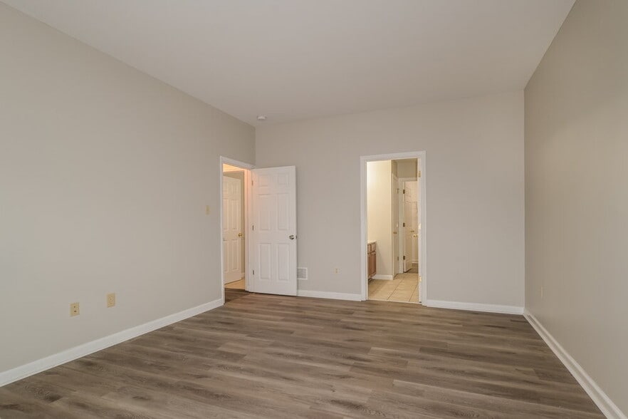 Building Photo - 2012 Village Glen Dr