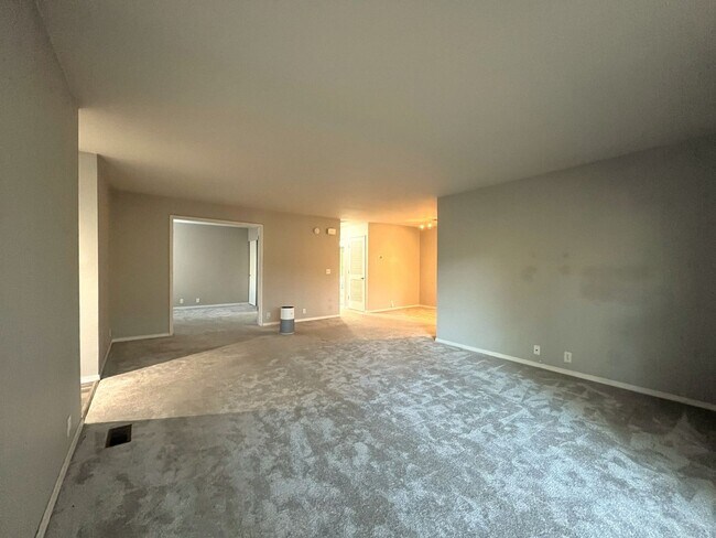 Building Photo - 2 Bed 2 Bath Corner Condo ~ Cedar Mill w/ Washer & Dryer, Parking and Pool! Convenient to Nike, S...