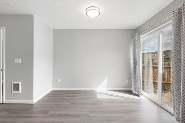 Building Photo - Fantastic 3-Bedroom, 1.5-Bath Duplex With landscaping Included!