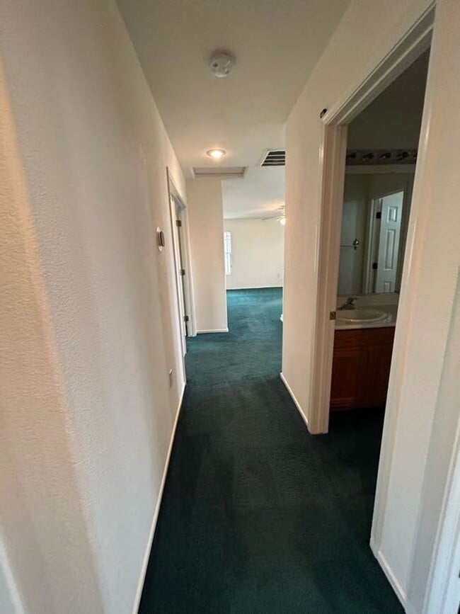 Building Photo - A Fabulous 3 Bedroom Home in Seven Hills